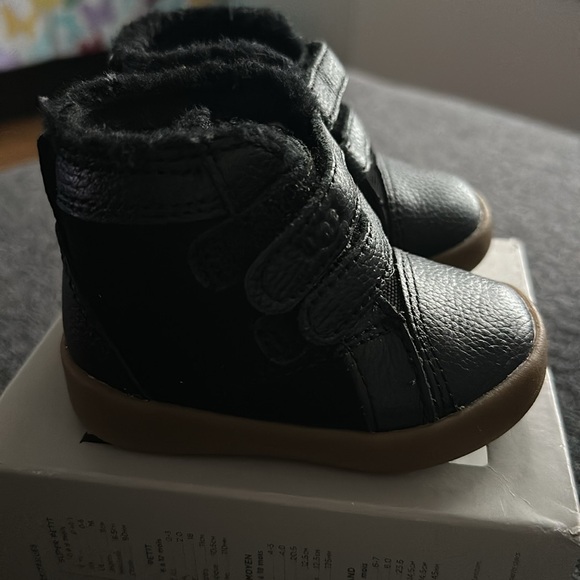 UGG Baby Boy Black Leather Sneakers ( BRAND NWT) - Picture 4 of 7